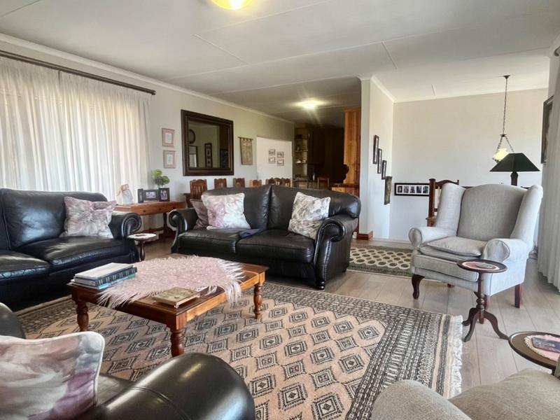 4 Bedroom Property for Sale in Fraaiuitsig Western Cape